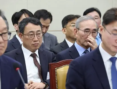 지난달 21일 국회 과학기술정보방송통신위원회에서 열린 정보통신산업진흥원 등에 대한 국정감사에서 참석한 유영상 사장과 김영섭 KT 대표. 사진=박은숙 기자