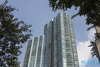11월 10일부터 11월 14일까지 서울시 주거 매물 실거래가를 집계한 결과 강남구 도곡동 타워팰리스3(사진) 전용면적 88.39㎡ 18층 매물이 28억 원에 거래돼 주간 실거래가 1위를 차지했다. 사진=비즈한국 DB