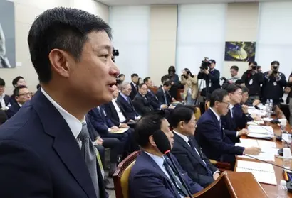홍범식 LG유플러스 대표가 지난달 21일 국회 과학기술정보방송통신위원회에서 열린 정보통신산업진흥원 등에 대한 국정감사에서 의원 질의에 답변하고 있다. 사진=박은숙 기자