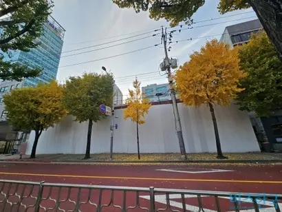 피플바이오가 양수한 부지에 설치된 가벽. 사진=최영찬 기자