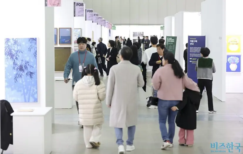 지난해 12월 5일 부산 해운대구 벡스코에서 열린 ‘2024 부산국제아트페어(BIAF)’에서 관람객들이 작품을 둘러보는 모습. 올해는 12월 4일부터 7일까지 부산 벡스코 제2전시장에서 열린다. 사진=박정훈 기자