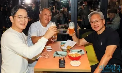 젠슨 황 엔비디아 최고경영자(오른쪽)가 10월 30일 오후 서울 강남구 삼성역 인근 깐부치킨 매장에서 이재용 삼성그룹 회장, 정의선 현대차그룹 회장과 회동하고 있다. 사진=박정훈 기자