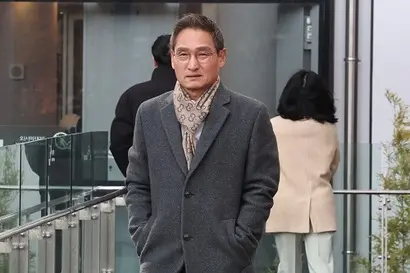 안권섭 특별검사가 11월 17일 여의도 사무실에서 나오고 있다. 사진=연합뉴스