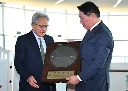 젠슨 황 엔비디아 CEO가 지난달 31일 경북 경주 예술의전당에서 열린 아시아태평양경제협력체(APEC) 최고경영자(CEO) 서밋에 참석해 최태원 대한상의 회장으로부터 SK하이닉스의 HBM4 반도체 웨이퍼를 선물받고 있다. 사진=사진공동취재단