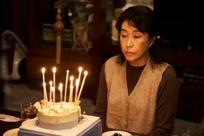 어린 은수는 어머니가 폭행당하는 것을 알면서도 옷장에 숨으며 그를 방관한다. 어머니 역시 자식들을 위해 속수무책 폭력을 당하다 무감해진다. 사진=넷플릭스 제공