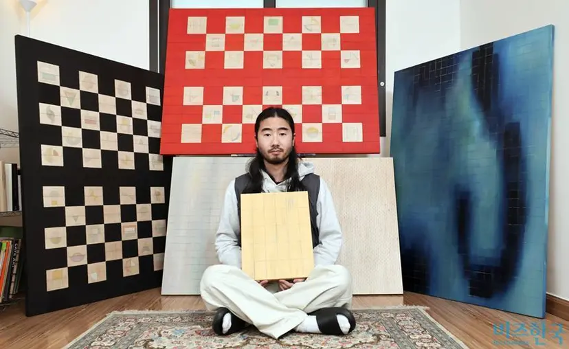 폴 킴 작가는 추상화의 구성과 방법을 빌어 자신의 생각을 이야기한다. 추상 형식을 택한 것은 작가가 그림에 담으려는 생각 자체가 매우 추상적인 것이기 때문이다. 사진=박정훈 기자