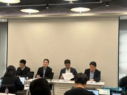 이진혁 ixi-O개발Task(상무), 이상엽 CTO(전무), 이재원 컨슈머부문장(부사장), 최윤호 AI Agent추진그룹장(상무)이 기자들과 질의 응답하고 있다(왼쪽부터). 사진=강은경 기자