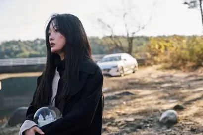맞서도 보고, 도망도 가보고, 신고도 하려 했지만 항상 현실의 벽에 막혔던 조희수. 어떻게 하면 한 대라도 덜 맞을까 하는 지경에 이르다 목숨을 끊고자 결심했을 때, 은수의 제안을 듣게 된다. 사진=넷플릭스 제공