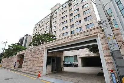11월 24일부터 11월 28일까지 서울시 주거 매물 실거래가를 집계한 결과 강남구 신사동 알파임하우스1 전용면적 242.16㎡ 3층 매물이 48억 5000만 원에 거래돼 주간 실거래가 1위를 차지했다. 사진=비즈한국 DB