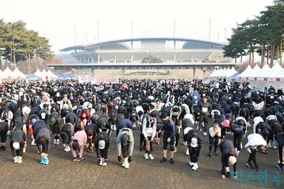 출발 전 스트레칭을 하는 참가자들. 사진=박은숙 기자