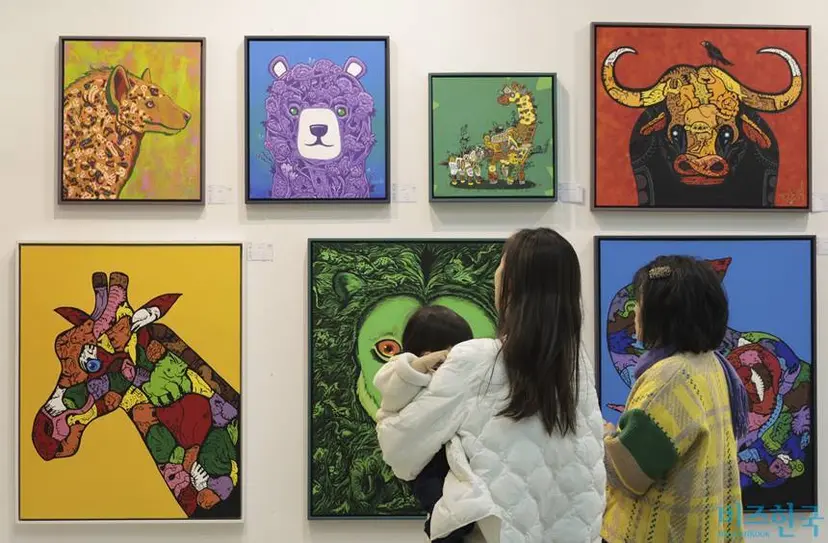 부산국제아트페어 출품작을 보는 관람객들. 24회를 맞은 올해는 유라시아국제아트페어로 교류의 문을 더욱 넓혔다. 사진=박정훈 기자