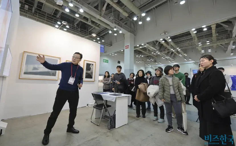 5일 오후 1시 전준엽 유라시아부산국제아트페어 석좌평론위원장(작가)이 관람객들에게 작품을 해설하고 있다. 사진=박정훈 기자