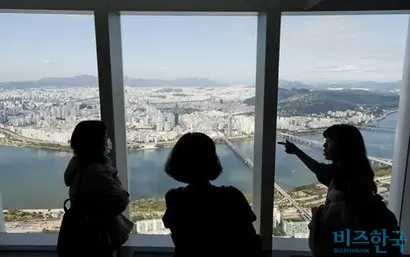 서울 송파구 서울스카이 전망대에서 바라본 서울 아파트 단지 전경. 사진=박정훈 기자