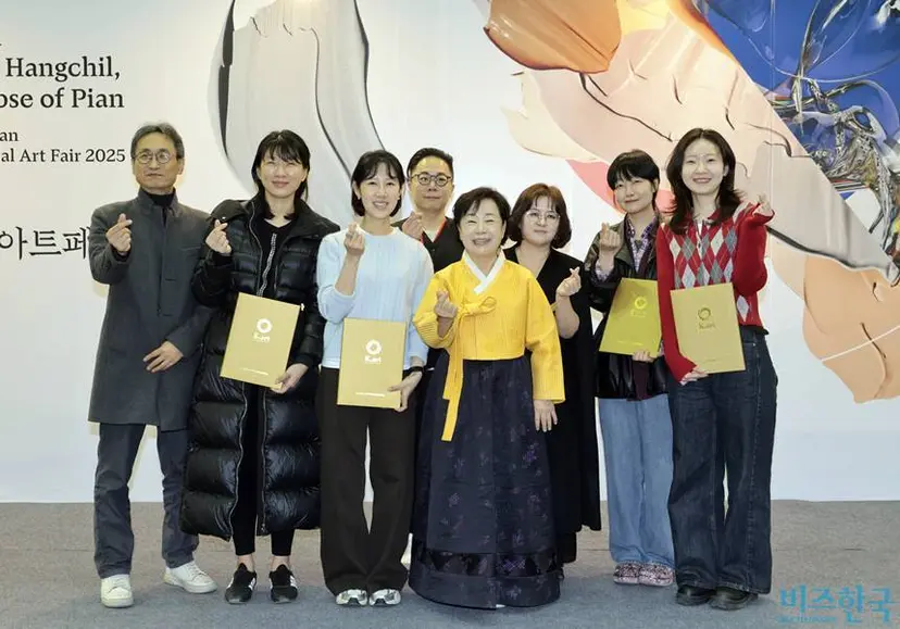 2025 유라시아부산국제아트페어가 신진 우수작가상 시상식과 함께 막을 내렸다. 왼쪽부터 최성원 전시감독, 이승아 작가, 이미희 작가, 전영기 전시부감독, 허숙 이사장, 안혜진 신진작가전시감독, 유정 작가, 김이린 작가. 사진=박정훈 기자