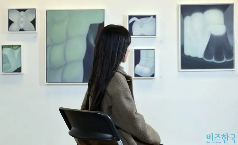 후투티 작가는 사물이나 신체의 일부를 확대해서 그리고 경계를 흐릿하게 처리해 관람객들이 그림을 다양하게 해석할 여지를 남긴다. 사진=박정훈 기자