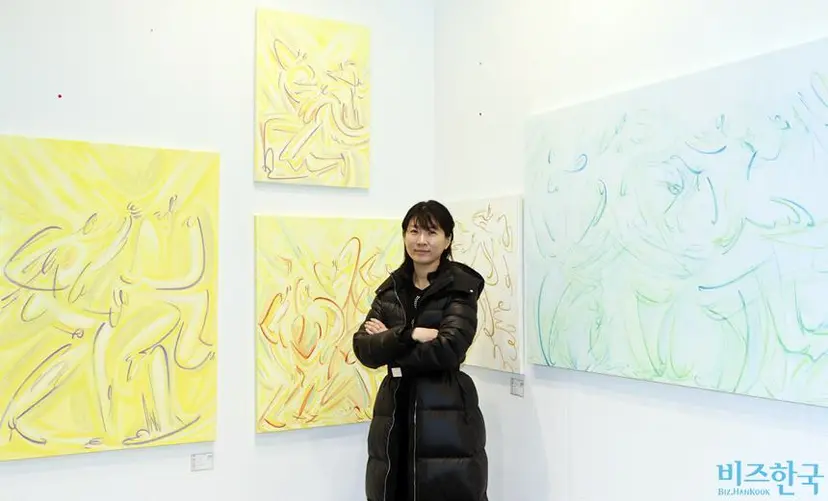 2025 유라시아부산국제아트페어에서 신진 우수작가상을 수상한 이승아 작가. 역동적이고 컬러풀한 그림으로 관객의 호응을 얻었다. 사진=박정훈 기자