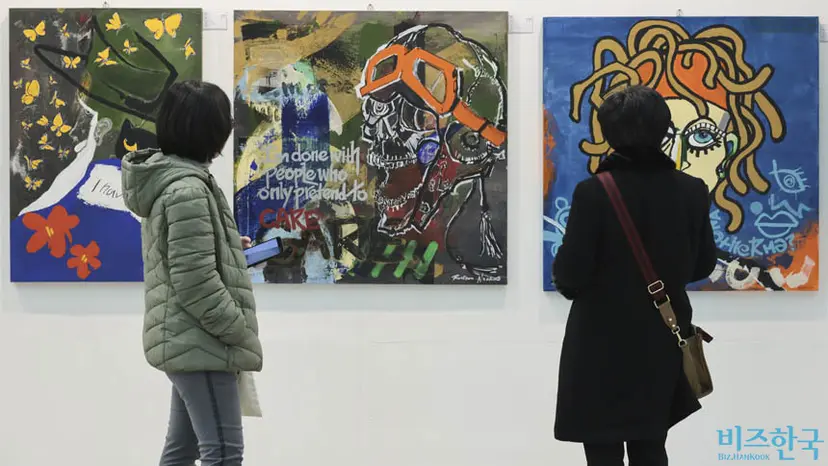 2025 유라시아부산국제아트페어에 참여한 배우 최민수의 작품을 관람객들이 감상하고 있다. 사진=박정훈 기자