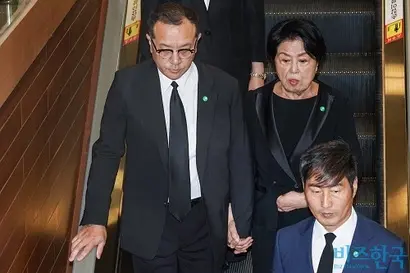 이순자, 전재국 모자가 2023년 8월 윤석열 전 대통령의 부친 윤기중 연세대학교 명예교수의 장례식장을 찾은 모습. 사진=사진공동취재단