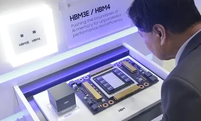 지난 10월 제27회 반도체 대전(SEDEX 2025)을 찾은 관람객이 삼성전자 부스에서 HBM4를 둘러보고 있다.
사진=박정훈