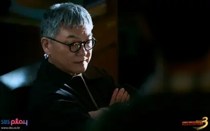 무지개 운수 대표이자 범죄피해자 지원 센터 파랑새 재단의 대표 장성철. 실감 나는 악역 연기로 명성을 쌓은 김의성이 연기하는 바람에(?), 시즌3까지 왔음에도 여전히 시청자들에게 ‘혹시나’ 하는 의심을 받는 웃픈 상황도 있다. 사진=SBS 제공