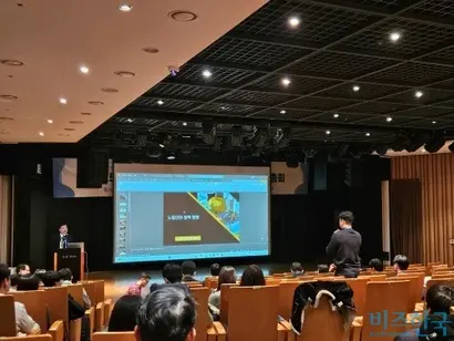 ​권태성 서울지방고용노동청장​ 강연이 끝난 후 제약사 안전보건 담당자가 정책에 대해 질의하고 있다. 사진=최영찬 기자