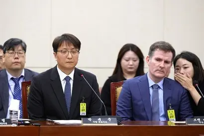 박대준 쿠팡 대표이사(왼쪽)와 브랫 매티스 쿠팡 최고 정보 보호 책임자(CISO)가 지난 2일 국회 과학기술정보방송통신위원회 전체회의에서 열린 쿠팡 침해사고 관련 현안 질의에 출석해 의원 질의를 듣고 있다. 사진=박은숙 기자