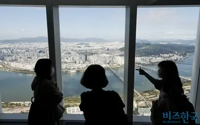 10·15 부동산대책 발표 이후 신규 규제지역 아파트 매매가 직전 한 달 대비 절반 이상 줄어든 것으로 확인됐다. 사진은 서울 송파구 롯데월드타워에서 바라본 서울 아파트 전경. 사진=박정훈 기자