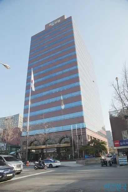 보령홀딩스는 지난해 6월 서울 종로구에 위치한 보령빌딩(사진)을 한국토지신탁(케이원제26호종로오피스위탁관리부동산투자회사)에 매각했다. 매매가격은 1315억 원이다. 사진=이종현 기자