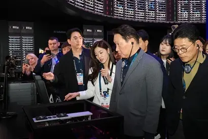 지난 1월 8일(현지시각) 최태원 SK그룹 회장이 CES 2025가 열리고 있는 미국 네바다주 라스베이거스 컨벤션센터 센트럴홀 SK 전시관을 방문하고 있는 모습. 사진=연합뉴스