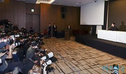 지난 5월 김수현이 고 김새론과의 미성년 시절 교제 의혹을 부인한 기자회견에 취재진이 몰려든 모습. 갈등 당사자 간에 협상과 합의를 이끌 제도나 기관이 필요하다. 사진=박정훈 기자