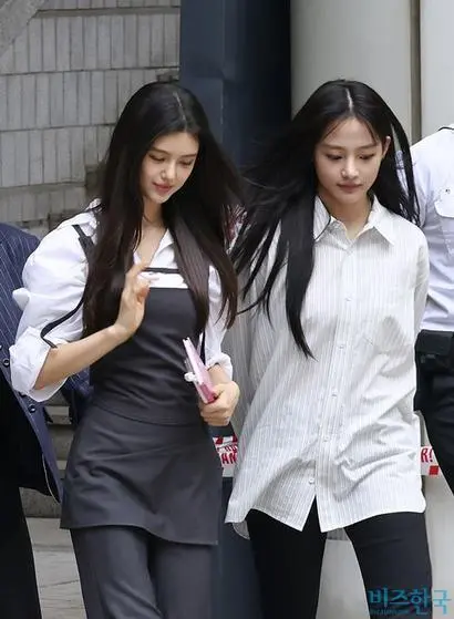 지난 8월 14일 법원에서 나오는 뉴진스 다니엘(왼쪽)과 민지. 하이브는 다른 멤버들은 받아들였지만, 다니엘에게는 전속계약 해지와 함께 400억 원대의 손해배상 소송을 제기했다. 사진=박정훈 기자