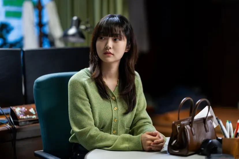 슈퍼히어로에게 든든한 파트너는 필수조건. 숫자에 남다른 감각과 재능을 지닌 민숙은 효율이 무엇보다 중요한 현실적인 인물이지만, 그보다 더 중요한 게 뭔지 아는 현명한 인물이기도 하다. 사진=넷플릭스 제공