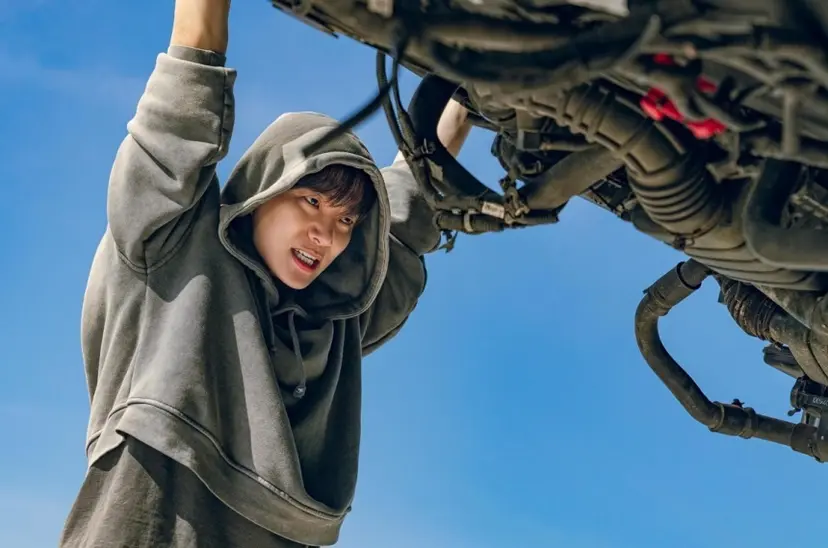 영화에 나오는 그 많은 히어로들은 어떻게 나쁜 놈들을 때려잡으면서 가정을 유지하고 직장에 다녔을까? 초보 히어로 상웅은 새삼 그들에게 존경심이 들게 된다. 과연 상웅은 그 많은 히어로들처럼 세상을 구하며 가정도 구할 수 있을까? 사진=넷플릭스 제공