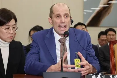 해롤드 로저스 쿠팡 대표가 2025년 12월 31일 국회 청문회에서 답하고 있다. 사진=연합뉴스