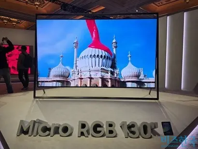 4일(현지시각) 미국 라스베이거스 윈 호텔에 마련된 삼성전자 단독 전시관에서는 주거 공간처럼 구분된 공간에 AI 가전들이 진열돼 있었다. 130형 마이크로 RGB TV. 사진=강은경 기자