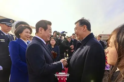 중국을 국빈 방문한 ​이재명 대통령이 ​4일 ​베이징 서우두 공항에 도착하자 인허쥔 중국 국무원 과학기술부 부장(장관)이 영접하고 있다. 사진=청와대 제공