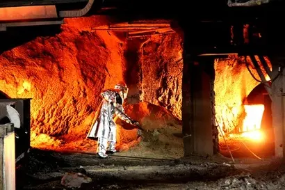 한국 철강 산업은 내수 부진, 중국발 저가 공세, 보호무역주의 강화라는 ‘삼중고’로 인해 내수 5000만 톤 선이 붕괴되는 등 심각한 구조적 위기에 직면했다. 용광로에서 작업 중인 모습. 사진=포스코 홈페이지