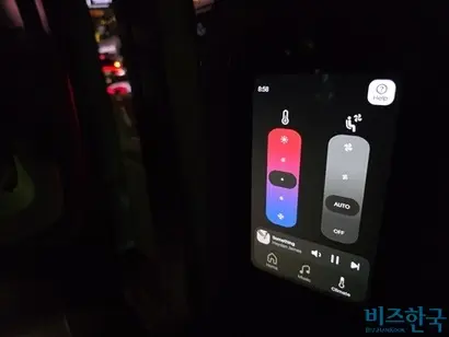 각 좌석 옆면에 장착된 터치형 스크린을 통해 흘러나오는 노래를 변경하거나 실내 온도 및 바람 세기 조절이 가능하다. 사진=강은경 기자
