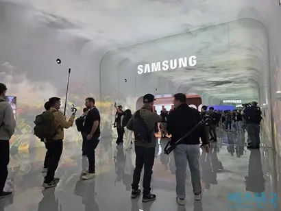 삼성전자는 이번 CES에서 ‘원 삼성(One Samsung)’ 전략이 그리는 ‘AI 리빙’을 강조했다. 사진=강은경 기자