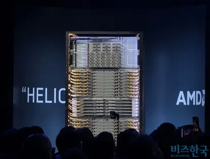 리사 수 AMD CEO는 ‘CES 2026’의 첫 기조연설자로 나서 더 강력한 컴퓨팅 파워를 보조하는 인프라의 필요성을 강조했다. 이날 공개된 차세대 AI 랙 스케일 플랫폼 ‘헬리오스(Helios)’. 사진=강은경 기자