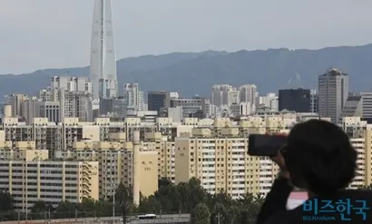 올해 정비사업 최대 격전지는 서울 강남구 압구정아파트지구(사진)로 꼽힌다. 이번 달 압구정4구역을 시작으로 상반기엔 5구역, 하반기엔 3구역이 시공사 선정을 위한 입찰 공고를 낼 계획이다. 사진=박정훈 기자