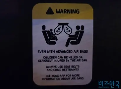 에어백 관련 안내는 좌석 헤드 뒤쪽에 부착돼 있었다. 사진=강은경 기자