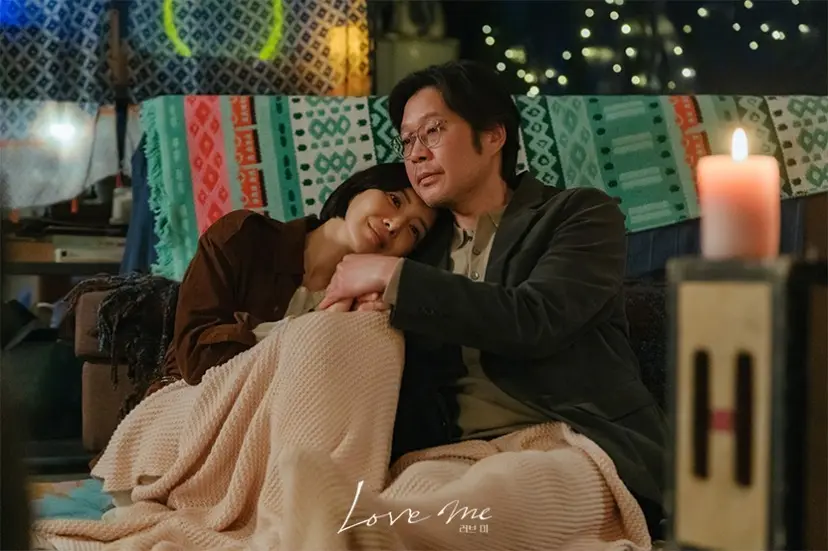 아내와 함께 가려던 제주도 패키지여행에서 만난 가이드 자영을 사랑하게 된 진호. ‘비밀의 숲’에서 호흡을 맞췄던 유재명과 윤세아가 다시 만나 반가움을 안긴다. 사진=JTBC 제공