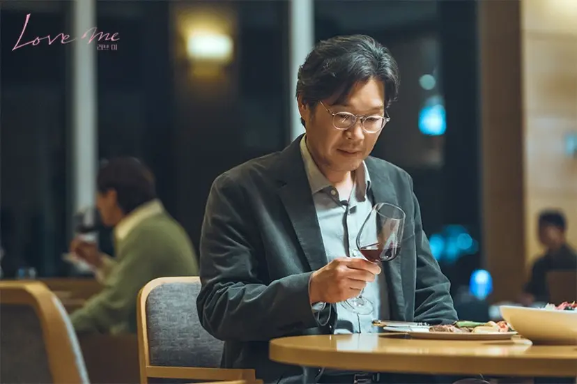 ‘러브 미’는 배우들의 흡인력 있는 연기에 매료되는 즐거움이 크다. 특히 배우자를 상실한 뒤 새로운 사랑을 만나는 과정에서 감정의 진폭을 섬세하게 표현하는 유재명의 연기는 압권. 사진=JTBC 제공