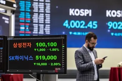 지난해 10월 28일 코스피가 사상 최초로 4000선을 돌파했을 때 삼성전자와 SK하이닉스 주가. 당시에도 고점 논란이 있었지만 현재 삼성전자의 주가는 14만 원 전후로 치솟았다. 사진=최준필 기자