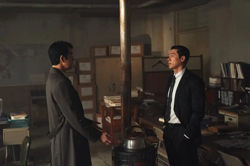 세상을 바꿀 수 있는 것은 힘이라 믿는 백기태와 백기태가 걷는 망국을 막으려는 장건영. 같은 공무원이지만 둘의 애국은 완연히 다르다. 사진=월트디즈니컴퍼니코리아 제공