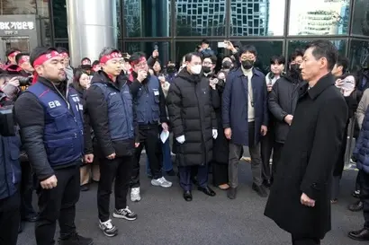 장민영 신임 IBK기업은행장(오른쪽)은 1월 23일 서울 을지로 기업은행 본사로 출근했다가 노조의 출근 저지 시위를 맞닥뜨리고 발걸음을 돌렸다. 사진=기업은행 노동조합 제공