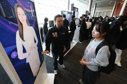 지난해 12월 30일 서울 강남구 코엑스에서 열린 독자 AI 파운데이션 모델 프로젝트 1차 발표회에서 참석자들이 LG AI연구원 부스를 체험하고 있다. 사진=연합뉴스