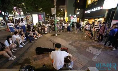 홍대 앞에서 길거리 공연을 하는 모습. 우리나라 라이브 음악 공연 문화는 궤멸하다시피 했다. 사진=비즈한국 DB