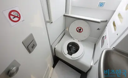 협소한 공간에 오밀조밀하게 구성된 화장실 내부. 사진=임준선 기자